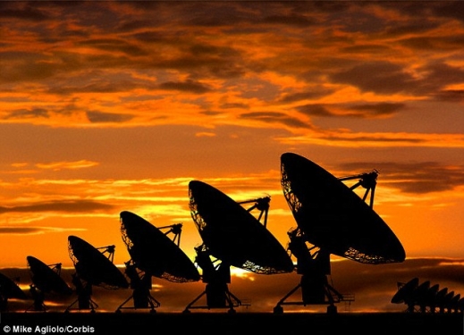 라디오파는 별들이 가스 속을 초음속으로 움직일 때 형성되는 것으로, 성풍이 성간공간의 가스체와 충돌할 때 그 충격파에서 나오는 것이다. 이 과정을 통해 ​충격파에 의해 가속된 전자가 라디오파를 방사하고, 그 라디오파를 지상의 안테나가 포착한다는 개념이다.