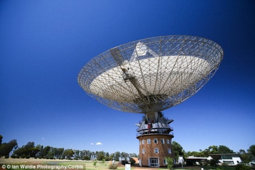 중력파를 발견하기 위해 섀넌 박사의 연구팀은 밀리초 맥동성을 모니터링하는 데 고해상도를 가진 파커스 망원경을 동원했다. 이 작은 별들은 아주 정기적으로 전자 펄서를 방출하며 우주의 시계 같은 운동을 한다. 연구팀은 이 펄서 신호의 도착시간을 100억분의 초의 정밀도로 기록했다.