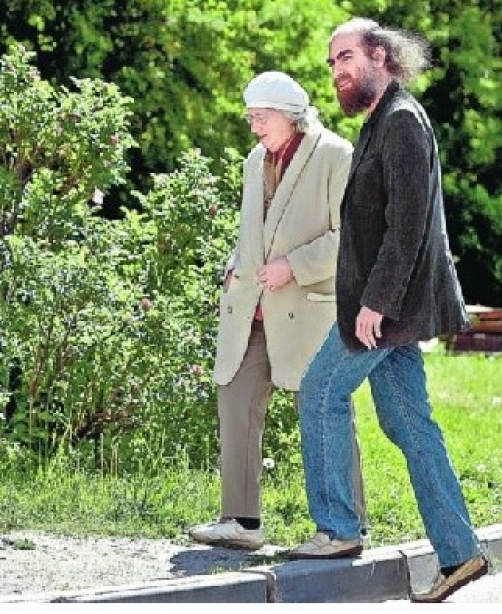 노모와 함께 산책하는 페렐만.