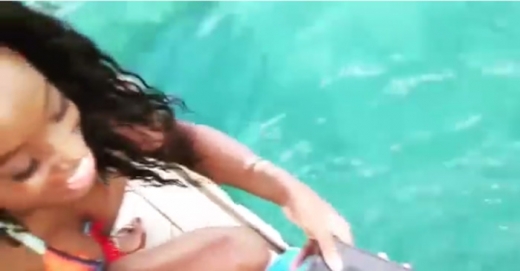 되찾은 스마트폰을 건네받는 테레사 씨.