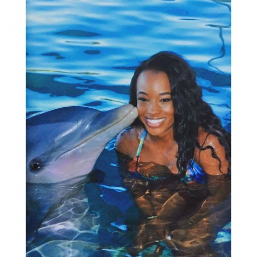 돌고래와 사진 촬영하는 테레사 씨.