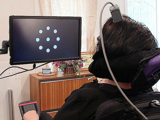 생각을 통해 커서를 이동시키는 참가자.