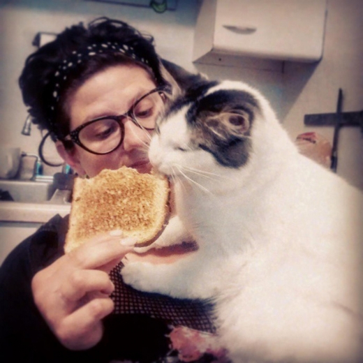 8. 당신이 먹고 있는 음식이 무엇이든지 먹으려 한다. 심지어 자신이 싫어했던 것이라도 말이다.