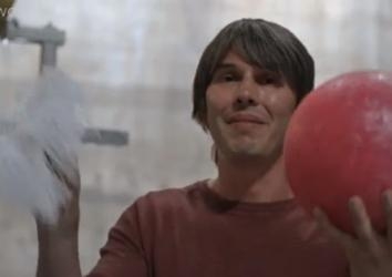 나사 진공실에서 낙체 실험을 하는 영국 물리학자 브라이언 콕스.