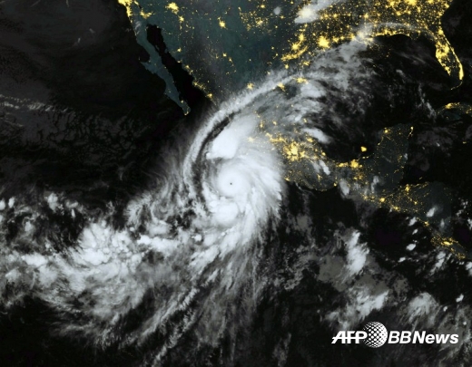 유럽 기상위성개발기구(EUMETSAT)에서 제공한 멕시코 태평양 연안에 접근하는 최고 등급(카테고리 5)의 허리케인 ‘퍼트리샤’ 위성 영상(2015년 10월 23일 촬영).