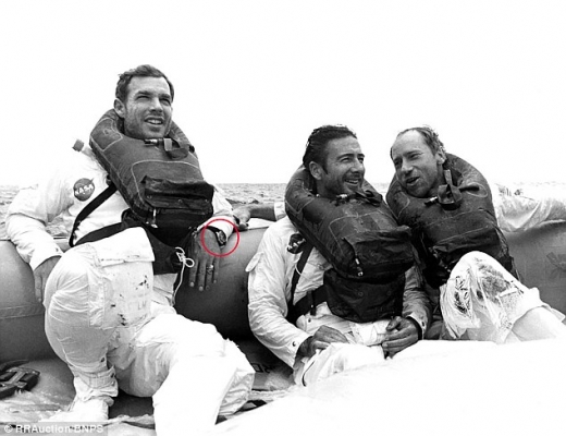 브로바 시계를 착용한 데이비드 스콧 선장(왼쪽)의 모습.