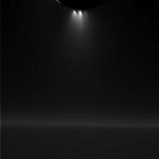 엔셀라두스 남극 부분의 얼음 분수. 가스와 얼음 알갱이 먼지 등을 우주공간 80km의 높이로 뿜어내고 있다. 카시니가 이번에 근접비행하면서 찍은 사진.