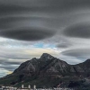외계인 침공?…남아공 산 위에 뜬 ‘UFO 구름’ 화제