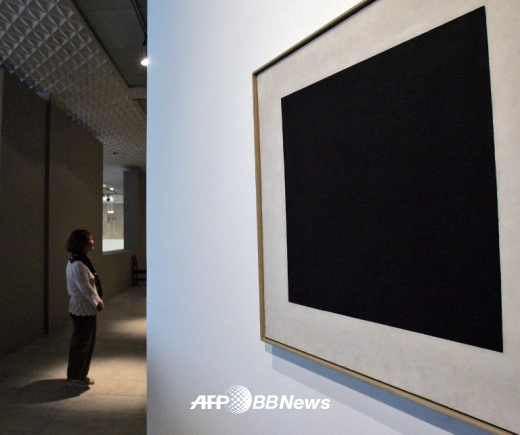 트레차코프 미술관에 전시돼 있는 ‘검은 절대주의의 사각형’(Black Suprematist Square)