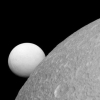 [우주를 보다] 위성 디오네 뒤에 하얀얼굴 ‘빼꼼~’ 엔셀라두스