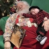 산타클로스 품에 안겨 자는 아기 SNS서 인기 폭발