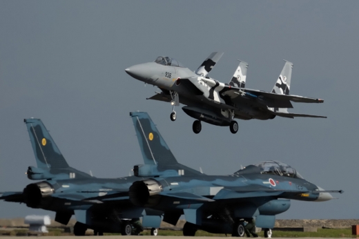 쓰이키 공군기지의 F-2A 전투기와 F-15J 전투기