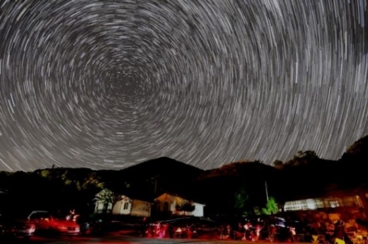 지난달 강원도 인제에서 열린 ‘야간비행’ 스타파티에서 찍은 별들의 일주사진.