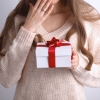 “선물도 종류 따라 ‘행복 지속시간’ 달라진다” (연구)