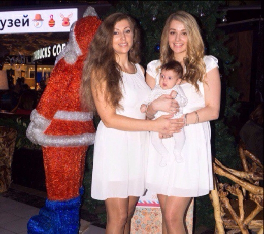 엘리자베스 로디나와 그녀의 딸 안나, 그리고 생후 3개월 된 손녀의 모습.