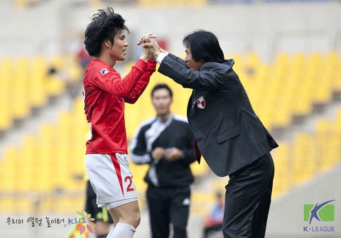 부산은 안익수 감독 재임 시절 끈끈한 조직력을 바탕으로 한 ‘질식 수비’를 선보였다. 이런 수비적인 전술 역시 축구의 일부분이다. (사진=프로축구연맹)