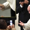 스마트폰 쳐다보는 교황…스마트폰 속 아기에게 ‘축복’