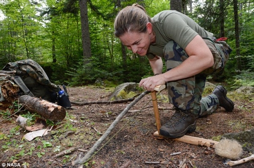 니콜 오나푸 맨이 불을 피우고 있다.