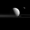 [우주를 보다] 베일 듯 예리한 토성 고리…위성 테티스와 야누스