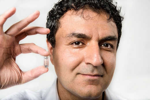 스마트 알약을 공개한 코로시 칼란타-자데 교수