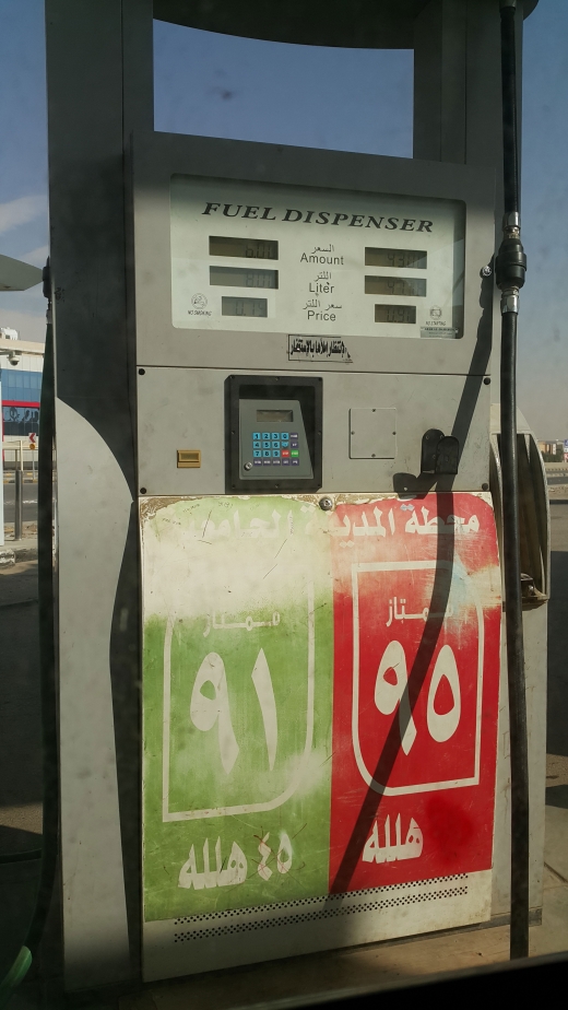 사우디아라비아는 지난 달 28일 자정을 기점으로 고급무연휘발유 가격을 50% 올렸다.