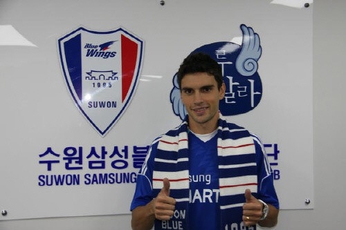 “지난해 하반기에 브라질로 스카우트를 파견해 꾸준히 지켜봤던 공격 자원 가운데 하나다. 한국 축구 스타일에 적합하다는 평가를 내렸다.” 블루윙즈가 핑팡을 영입했을 때 한 말이다. 하지만 핑팡은 블루윙즈에서 단 한 경기만을 뛴 뒤 사라졌다. (사진=수원블루윙즈)