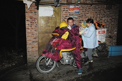 지난해 오토바이를 타고 귀성하는 모습이 언론에 보도된 광저우 농민공 부부.(사진=웨이보)