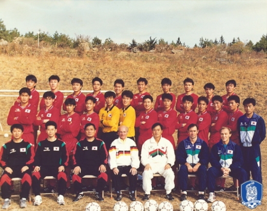 1992년 바르셀로나올림픽 아시아 지역 예선을 앞두고 기념촬영을 한 한국 선수단. (사진=대한축구협회)