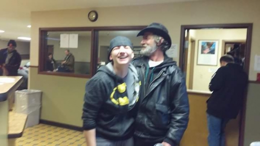 헤어진 아버지와 재회해 기뻐하고 있는 쇼샤나 헨슬리(23).