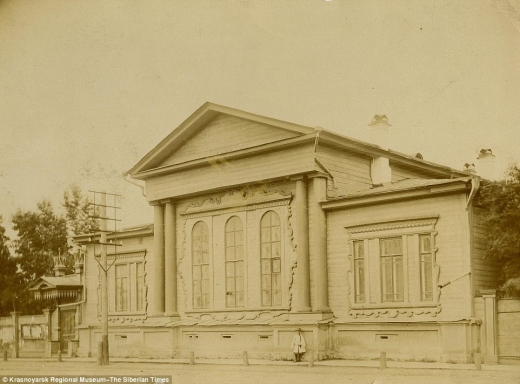 흰 옷을 입은 소녀는 역시 빠지지 않았다.