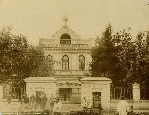 이 사진에도 역시 소녀가 등장한다. 흰 원 속에 흰 옷을 입고 있는 소녀의 모습.