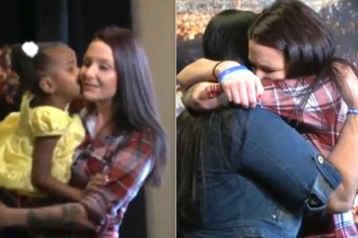 헤더 클락(오른쪽)이 자신 아들의 심장을 이식한 4살 소녀를 안아주고 있다.(사진=애리조나 기증단체 제공)