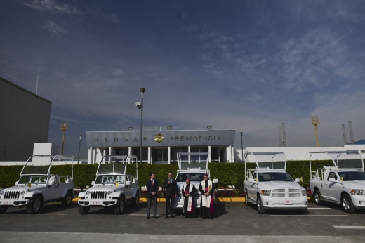 멕시코 교황청대사관과 주교단이 교황의 차량에 축복한 뒤 기념사진을 찍고 있다.