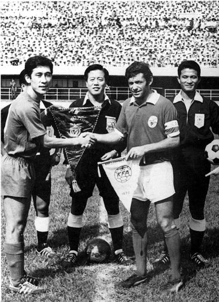 1970년 포르투갈 벤피카 클럽 방한경기 당시 대표팀 주장으로 나선 정병탁(왼쪽)의 모습. 하지만 그는 아직 더 뛸 기회가 많았음에도 이해 대표팀 은퇴를 발표했다. (사진=대한축구협회)