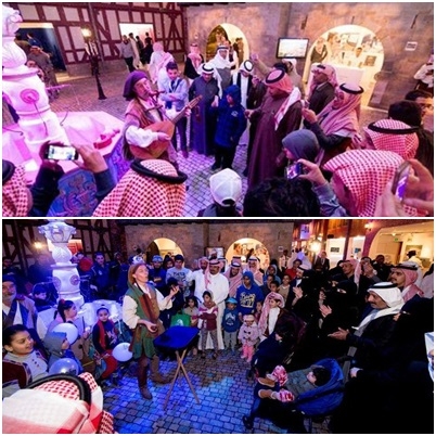 독일 파빌리온 내 올드마켓플레이스에서 광대가 사람들을 즐겁게 해주고 있다. 위 사진은 남자만 입장이 가능했던 지난 7일의 모습이고 아래 사진은 가족 동반 입장이 가능한 12일 모습. /출처=Germany at Janadriyah 공식 페이스북