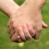 사랑한다면 손잡으세요…건강 효과 4가지