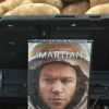 감자도 팔고 DVD도 파는 ‘마션’ 맷 데이먼 사진 화제