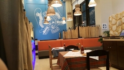 리야드의 한 레스토랑 내부. 테이블마다 커튼이 달려 있다.