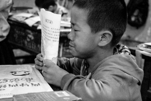 올해 9살 아이의 부모는 타지에서 일을 한다. 수업 중 ‘퇀쥐(团聚:가족이 한 자리에 모이다)’라는 단어가 나오자, 아이는 참았던 눈물을 흘린다. 부모님과 함께 할 수 없는 아이에게 ‘퇀쥐’는 사무치게 아픈 단어다.