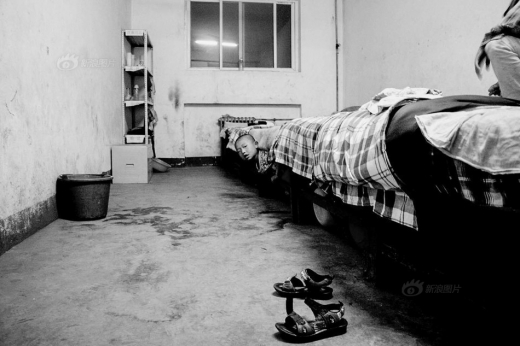 리우셔우얼통 중에는 학교 기숙사 생활을 하는 아이들이 있다. 그러나 빈곤지역에 위치한 기숙시설은 열악하기 그지 없고, 급식 또한 아이들의 영양상태를 보장할 수 없다.