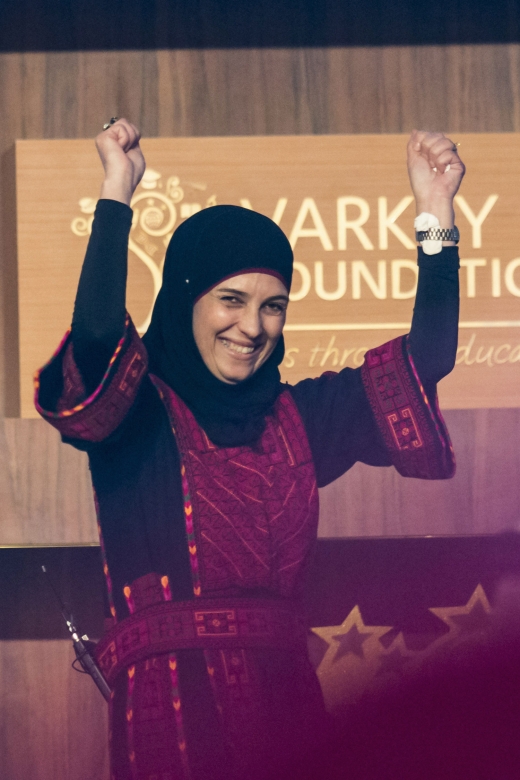 13일(현지시간) 두바이에서 열린 ‘세계 교사상’ 시상식에서 팔레스타인 교사 하난 알 흐룹이 자신의 이름이 호명되자 환호하고 있다.