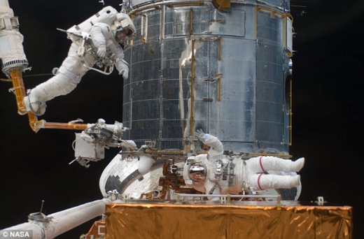 허블 망원경을 수리하는 우주인들. (사진=NASA)