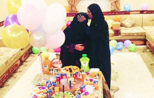 사우디 고용주가 에티오피아 출신 가정부를 위해 마련한 송별파티에서 이마에 입을 맞추고 있다.