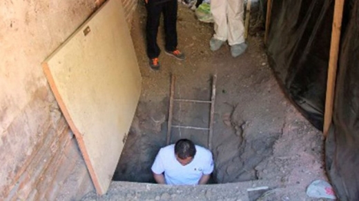 은행털이를 위해 판 지하터널을 살펴보는 현지 경찰의 모습.