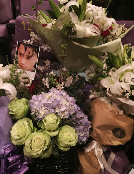 중국에서 재개봉된 ‘연분’ 상영관 9열12번째(장국영의 생일) 좌석에 놓인 꽃다발.(사진=시나위러)