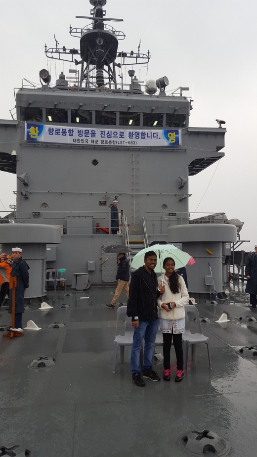 해군사관학교의 군함 승선체험에서 외국인 커플들이 기념 촬영을 하고 있다. 해군사관학교 내에서의 촬영은 엄격히 통제되고 있다.