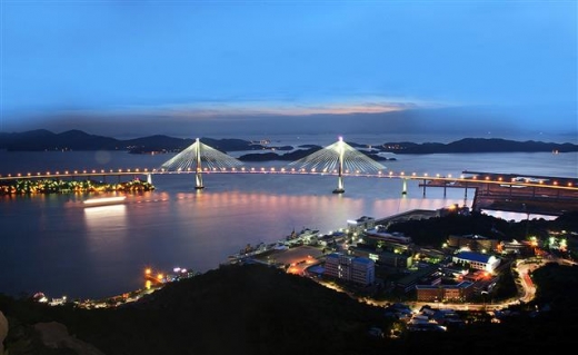 학 두마리가 날갯짓을 하는 듯한 모습을 형상화한 목포대교가 아름다운 야경을 자랑하고 있다.