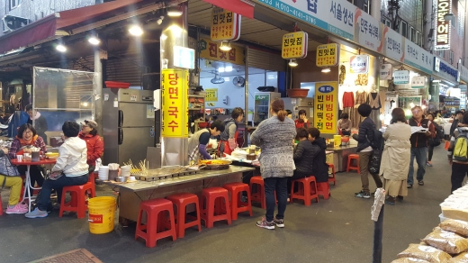 유부주머니와 죽, 튀김, 빈대떡 등 먹거리가 풍부하다. 늘 이곳은 수많은 사람들에게 먹는 즐거움을 제공해주는 곳이기도 하다.