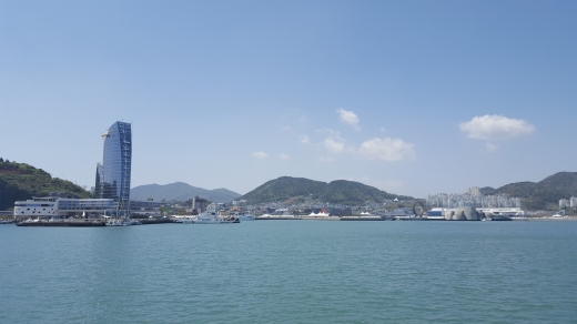 오동도에서 바라본 여수 바닷가의 모습.