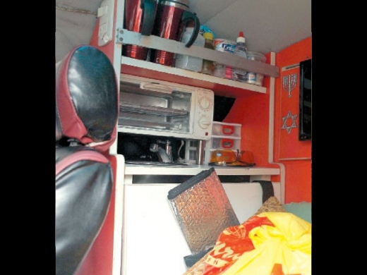 캠핑카 비틀의 내부. 믿겨지지 않을 정도로 알차게 세간이 들어차 있다.